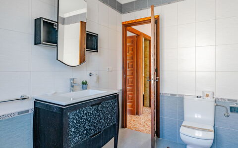 Casa Pia: Miroir, Luminaire Plomberie, Propriété, Robinet, Évier, Bâtiment, Salle De Bains, Violet, Design Intérieur, Sol