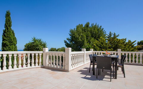 La Marquesa: Ciel, Bâtiment, Arbre, Bois, Clôture, Maison, Plante, Chaise, Herbe, Porche