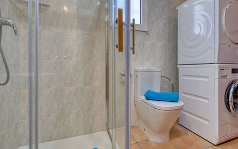 La Marquesa: Buanderie, Luminaire Plomberie, Tete De Douche, Propriété, Siège De Toilette, Toilette, Salle De Bains, Bleu, Douche