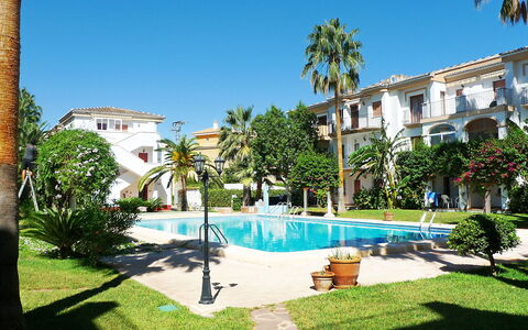El Patio: Plante, Ciel, Bâtiment, Propriété, L'Eau, Fenêtre, Arbre, Arecales, Piscine, Maison