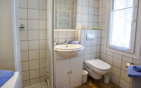 Dénia 631: Miroir, Évier, Luminaire Plomberie, Robinet, Lavabo, Fenêtre, Salle De Bains, Siège De Toilette, Violet, Armoire De Toilette