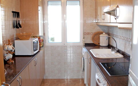 Turquesa: Comptoir, Pièce, Propriété, Évier, Cuisine, Meubles, Cabinetry, Sol, Tuile, Bâtiment