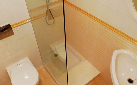 Turquesa: Salle De Bains, Toilette, Propriété, Luminaire Plomberie, Tuile, Pièce, Sol, Siège De Toilette, Mur, Plomberie