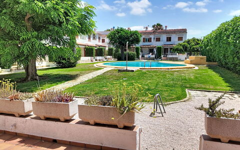Mimosa i: Hacienda, Biens, Recours, Jardin, Cour, Pelouse, Cour, Villa, Aménagement Paysager, Ombre