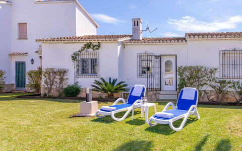 Pueblo Andaluz: Nuage, Plante, Ciel, Propriété, Fenêtre, Meubles, Bâtiment, Chaise, Mobilier De Jardin, Lot Terre