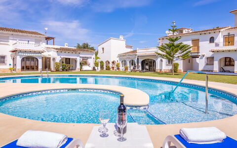 Pueblo Andaluz: L'Eau, Nuage, Ciel, Propriété, Piscine, Bâtiment, Plante, Bleu, Bleu Azur, Mobilier De Jardin