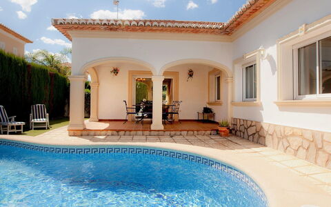 Villa Lyndy: Propriété, Bâtiment, Piscine, Maison, Immobilier, Domicile, Biens, Villa, Architecture, Manoir
