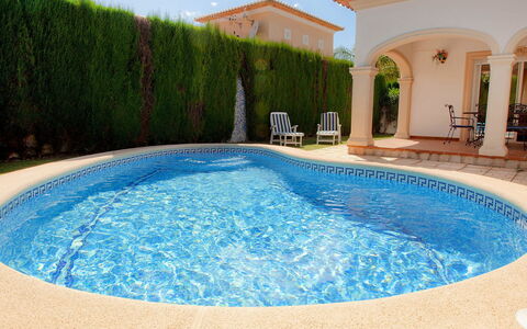Villa Lyndy: Piscine, Propriété, Bleu, Bleu Azur, Immobilier, Loisir, L'Eau, Bâtiment, Ville Resort, Maison