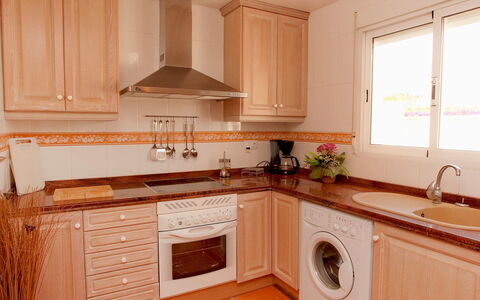 Villa Lyndy: Comptoir, Cabinetry, Pièce, Meubles, Propriété, Cuisine, Évier, Bâtiment, Design Intérieur, Sol