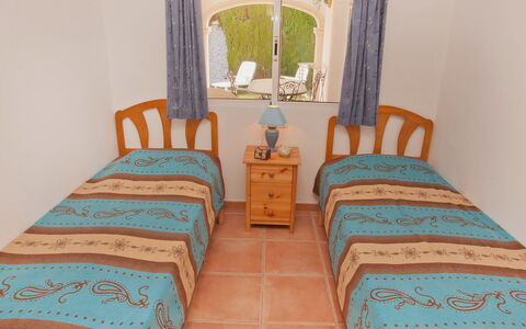 Villa Lyndy: Pièce, Chambre, Meubles, Drap De Lit, Propriété, Turquoise, Lit, Aqua, Literie, Design Intérieur