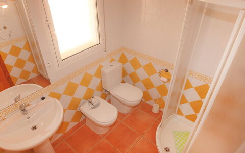 Villa Lyndy: Salle De Bains, Propriété, Pièce, Sol, Tuile, Siège De Toilette, Toilette, Maison, Design Intérieur, Domicile