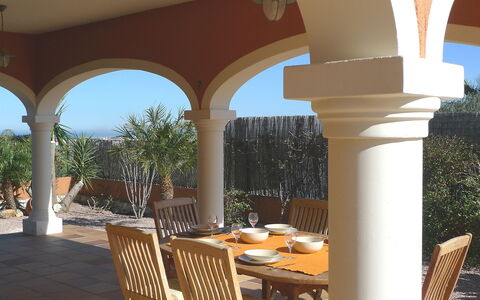 Villa Corona: Propriété, Bâtiment, Colonne, Immobilier, Architecture, Porche, Pièce, Maison, Cambre, Patio