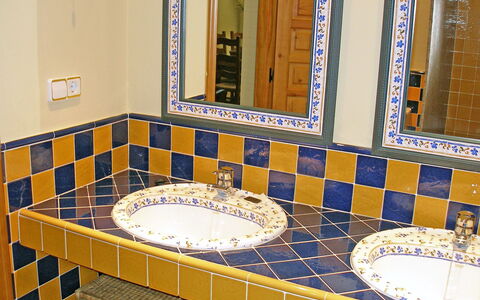 Villa Corona: Tuile, Salle De Bains, Pièce, Propriété, Sol, Design Intérieur, Sol, Marbre, Luminaire Plomberie, Architecture