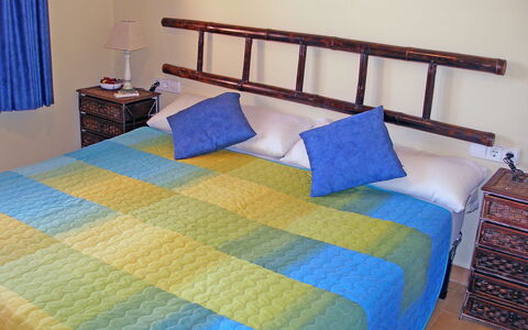 Villa Corona: Chambre, Lit, Drap De Lit, Meubles, Pièce, Literie, Cadre De Lit, Propriété, Housse De Couette, Sol