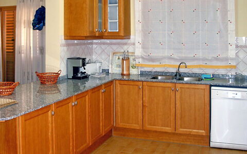 Villa Corona: Cabinetry, Comptoir, Cuisine, Pièce, Meubles, Propriété, Design Intérieur, Sol, Bâtiment, Tuile