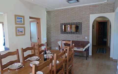 Villa Corona: Pièce, Propriété, Bâtiment, Sol, Meubles, Design Intérieur, Dur, Plafond, Table, Parquet