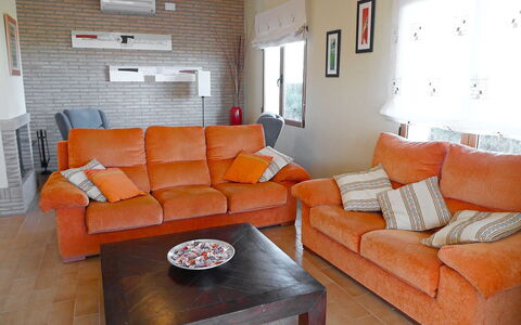 Villa Corona: Salon, Meubles, Pièce, Canapé, Orange, Propriété, Design Intérieur, Table, Domicile, Canapé-Lit