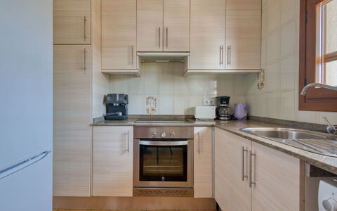 Jávea 140: Propriété, Cabinetry, Cuisine, Pièce, Comptoir, Meubles, Cuisinière, Bâtiment, Maison, Sol