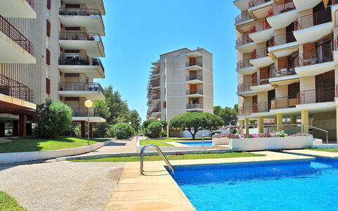 Cofisa: Bâtiment, Plante, L'Eau, Ciel, Jour, Propriété, Fenêtre, Bleu Azur, Arbre, Piscine