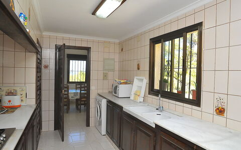Tosalans: Propriété, Pièce, Bâtiment, Plafond, Design Intérieur, Architecture, Jaune, Immobilier, Meubles, Maison
