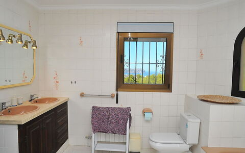 Tosalans: Pièce, Salle De Bains, Propriété, Bâtiment, Design Intérieur, Sol, Meubles, Luminaire Plomberie, Maison, Tuile