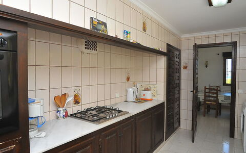 Tosalans: Comptoir, Pièce, Propriété, Bâtiment, Cabinetry, Cuisine, Meubles, Plafond, Design Intérieur, Immobilier