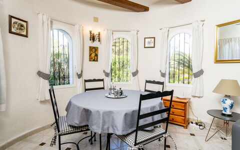 Pinomar: Pièce, Propriété, Meubles, Design Intérieur, Bâtiment, Salle À Manger, Plafond, Maison, Table, Jaune