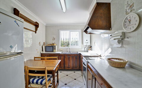 Pinomar: Pièce, Propriété, Comptoir, Meubles, Design Intérieur, Cuisine, Bâtiment, Plafond, Sol, Maison