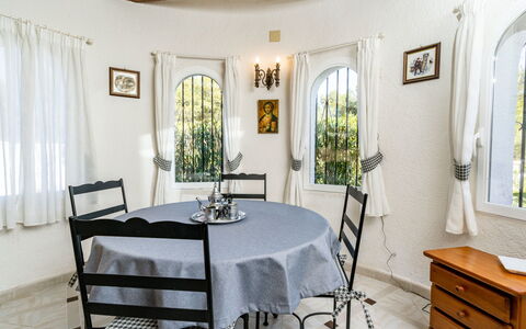 Pinomar: Meubles, Pièce, Design Intérieur, Propriété, Bâtiment, Table, Maison, Plafond, Chambre, Sol