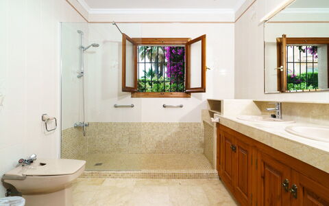 Tesoro Park: Salle De Bains, Propriété, Pièce, Design Intérieur, Sol, Tuile, Baignoire, Bâtiment, Plafond, Immobilier