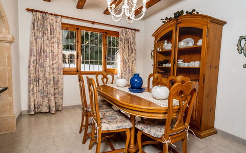 Amadorio: Pièce, Salle À Manger, Propriété, Meubles, Bâtiment, Maison, Table, Immobilier, Design Intérieur, Domicile