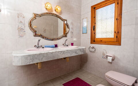 Amadorio: Salle De Bains, Pièce, Propriété, Tuile, Design Intérieur, Mur, Sol, Accessoire Salle De Bain, Évier, Robinet