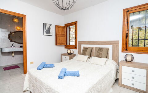Amadorio: Chambre, Meubles, Pièce, Lit, Propriété, Drap De Lit, Cadre De Lit, Design Intérieur, Matelas, Literie