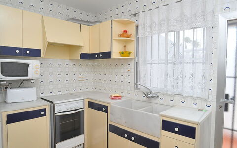 Patrai: Propriété, Pièce, Cabinetry, Meubles, Cuisine, Design Intérieur, Comptoir, Bâtiment, Principaux Appliance, Jaune
