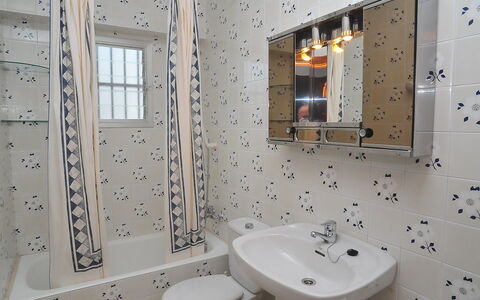 Patrai: Salle De Bains, Propriété, Pièce, Design Intérieur, Immobilier, Mur, Architecture, Bâtiment, Robinet, Tuile