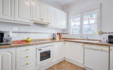 Eucaliptus: Cabinetry, Comptoir, Propriété, Blanc, Cuisinière, Appareil De Cuisine, Cuisine, Bois, Électroménager, Design Intérieur