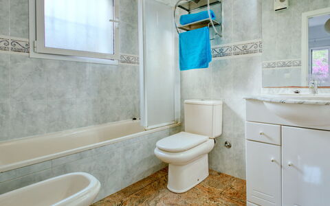 Eucaliptus: Luminaire Plomberie, Propriété, Salle De Bains, Miroir, Siège De Toilette, Violet, Bleu, Fenêtre, Cabinetry, Armoire De Toilette