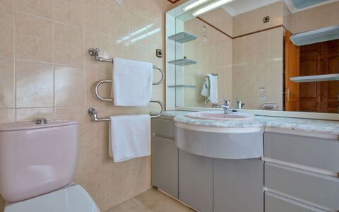 Cap Marti: Miroir, Robinet, Luminaire Plomberie, Lavabo, Évier, Armoire De Toilette, Cabinetry, Salle De Bains, Design Intérieur