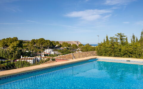 Cap Marti: L'Eau, Ciel, Plante, Nuage, Propriété, Piscine, Bleu Azur, Arbre, Rectangle, Plan D'Eau
