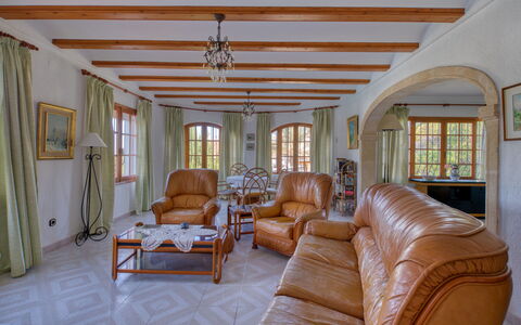 Cap Marti: Propriété, Meubles, Fenêtre, Canapé, Cadre, Bois, Bâtiment, Design Intérieur, Salon, Confort