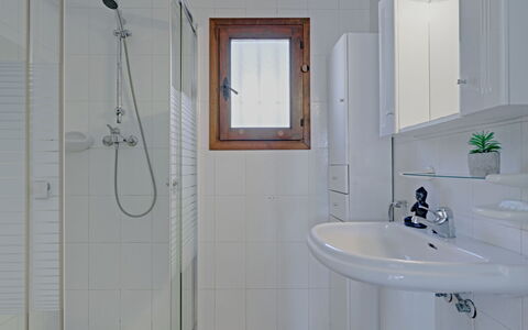La Concha: Robinet, Luminaire Plomberie, Propriété, Miroir, Tete De Douche, Évier, Salle De Bains, Panneau De Douche, Lavabo, Plante