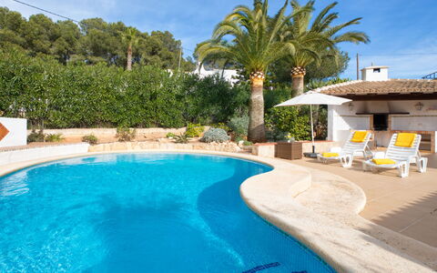 La Concha: L'Eau, Ciel, Propriété, Plante, Bâtiment, Piscine, Bleu Azur, Nuage, Bleu, Arbre