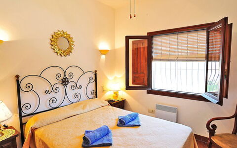 Lucie: Chambre, Pièce, Lit, Meubles, Propriété, Design Intérieur, Cadre De Lit, Jaune, Drap De Lit, Bâtiment