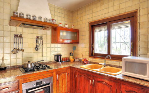 Lucie: Comptoir, Propriété, Pièce, Meubles, Cabinetry, Cuisine, Bâtiment, Design Intérieur, Immobilier, Maison