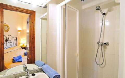 Lucie: Salle De Bains, Pièce, Propriété, Mur, Jaune, Design Intérieur, Plafond, Bâtiment, Maison, Bar De Douche