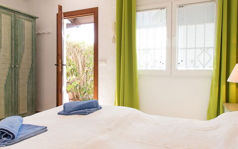 Portichol: Pièce, Meubles, Propriété, Design Intérieur, Chambre, Lit, Rideau, Sol, Mur, Jaune