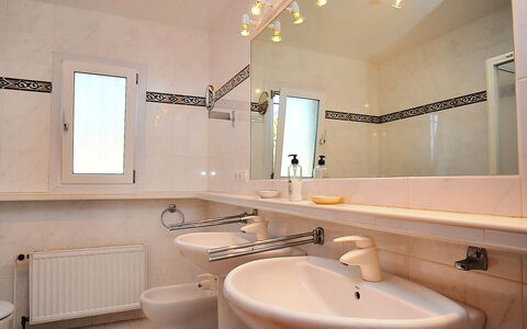 Portichol: Miroir, Robinet, Luminaire Plomberie, Évier, Lavabo, Propriété, Salle De Bains, Violet, Éclairage, Design Intérieur