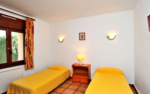 Vina: Pièce, Meubles, Chambre, Lit, Propriété, Design Intérieur, Bâtiment, Jaune, Confort, Matelas