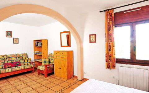 Vina: Pièce, Propriété, Design Intérieur, Bâtiment, Jaune, Meubles, Maison, Mur, Architecture, Plafond