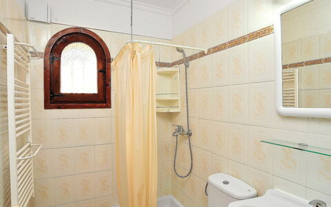 Vina: Salle De Bains, Pièce, Propriété, Architecture, Tuile, Design Intérieur, Mur, Luminaire Plomberie, Bâtiment, Sol